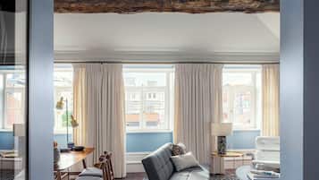 Apartamento de lujo, 2 habitaciones (51) | Zona de estar | Smart TV de 55 pulgadas con canales por cable