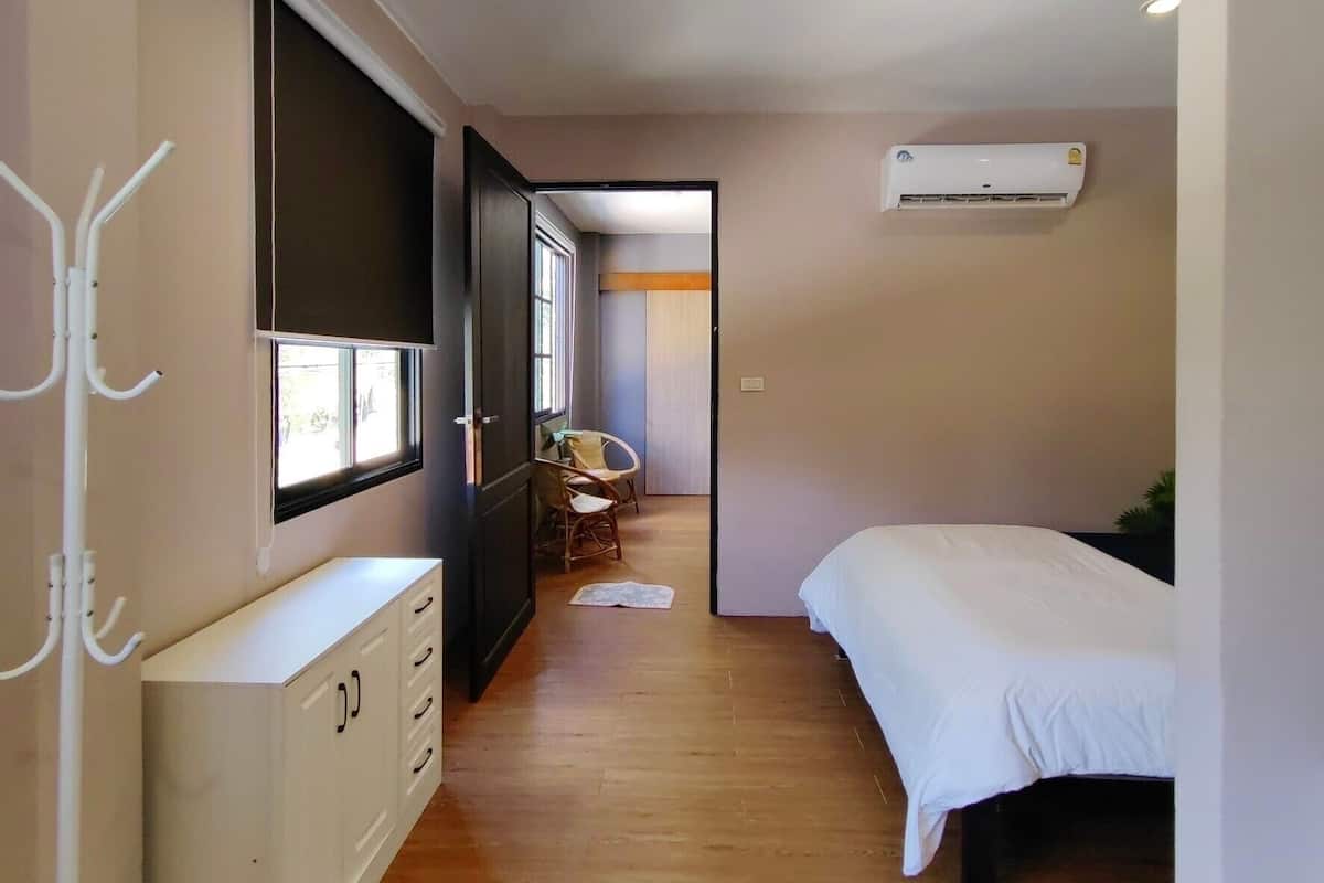 基础双人房 | 办公桌、隔音、免费 WiFi、特色装修