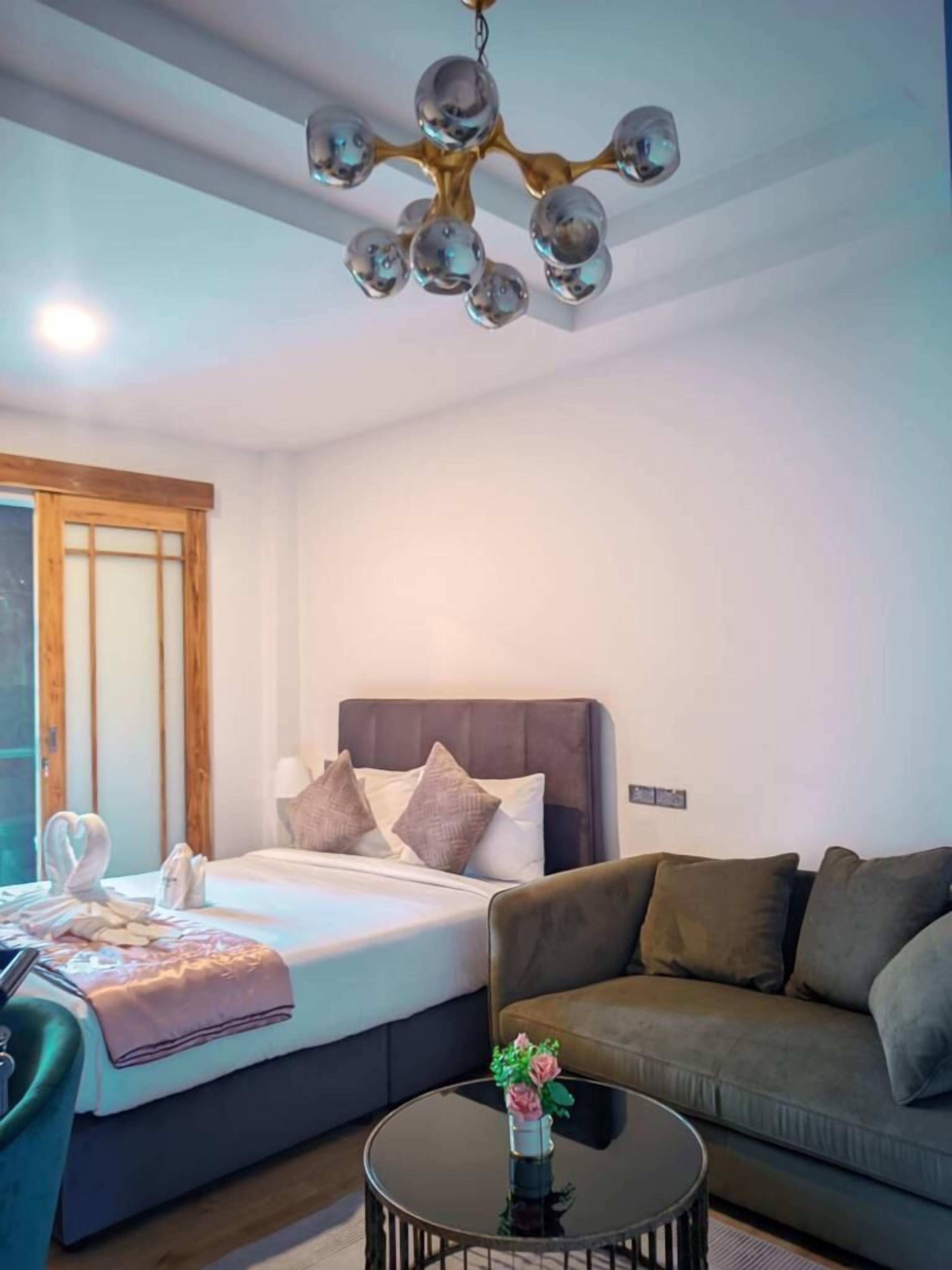 각각 다른 스타일의 인테리어, 각각 다르게 가구 비치, 책상, 방음 설비