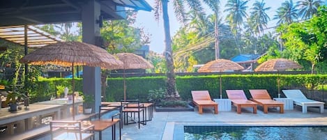 Una piscina al aire libre