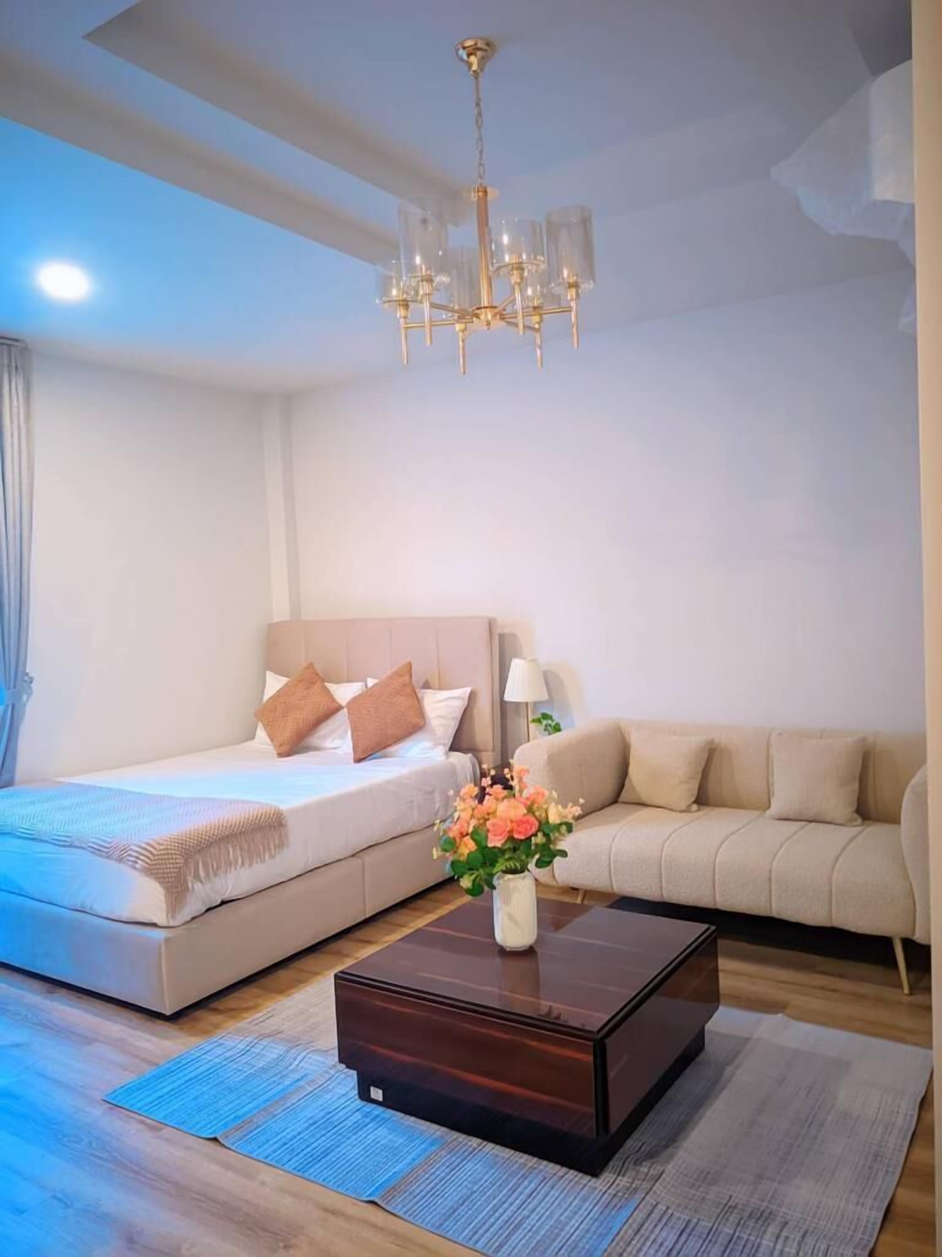 Classic Double Room, 1 Queen Bed | Individually decorated, individually furnished, desk, soundproofing