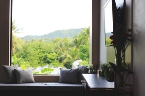 Habitación Deluxe doble, varias camas, frigorífico, vistas al parque | Decoración individual, mobiliario individual, escritorio