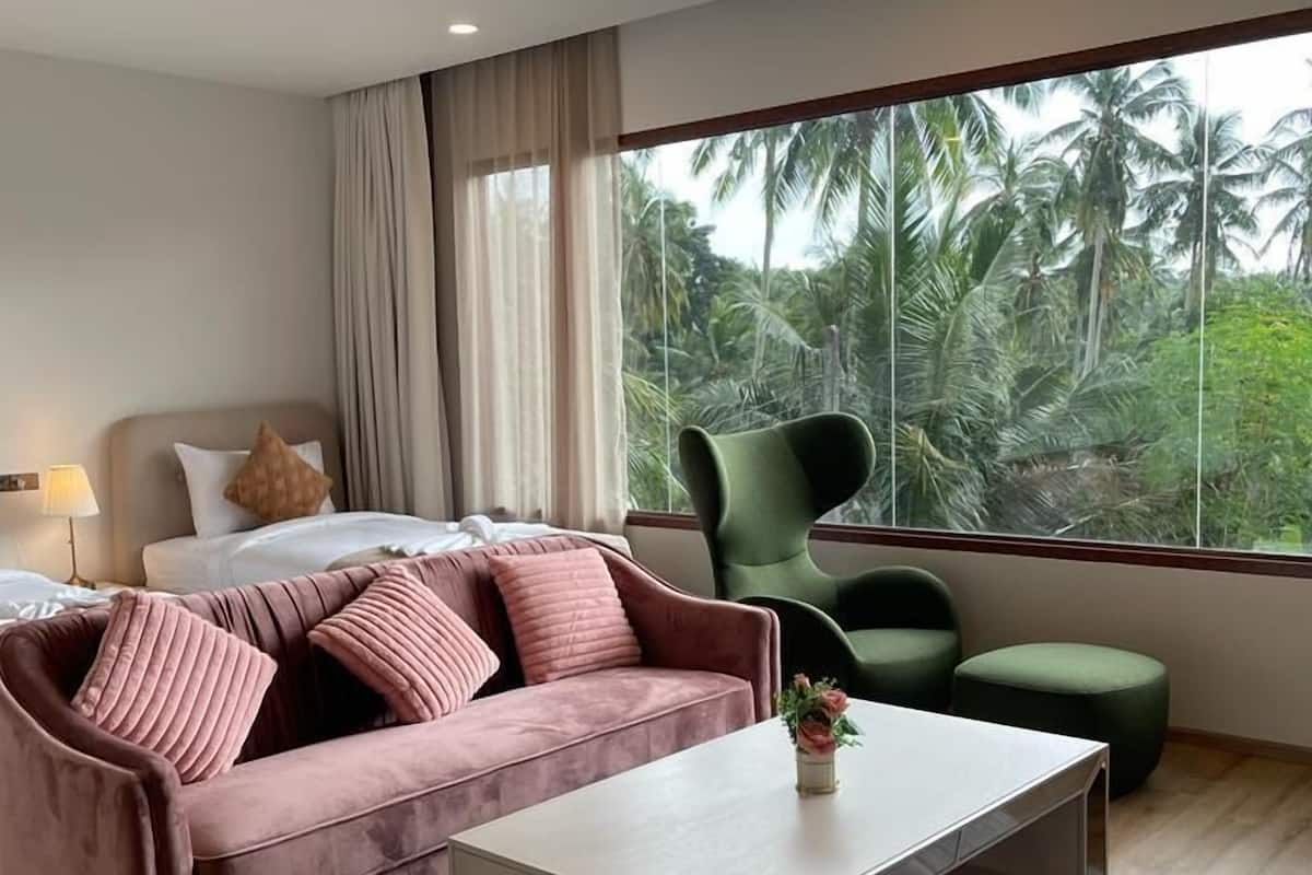 Habitación doble de diseñador, 1 cama King size, refrigerador, vista al jardín | Decoración personalizada, muebles diferentes y escritorio