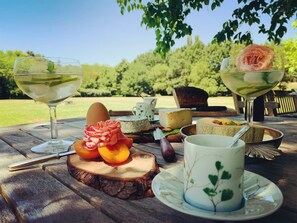 Outdoor dining - Le Bosquet - Maison de Charme Dans un Parc en Plein Coeur de Village (Saint julien en Born)