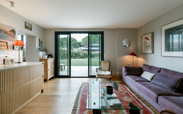 TV, ping pong, books, music library