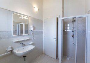 Douche, sèche-cheveux, bidet