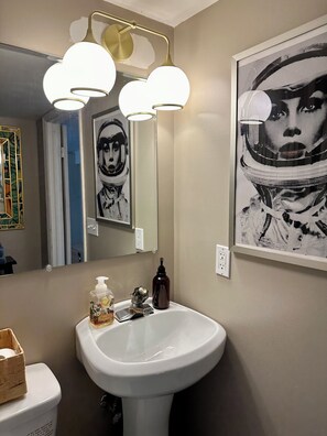 Douche, articles de toilette écologiques, sèche-cheveux, bidet