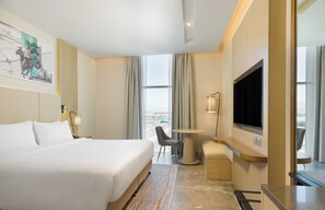 A hotel room with a large bed, a flat-screen TV, a desk, and a chair. - Intercityhotel Bawshar Muscat (Muscat)