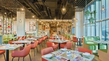 Café da manhã com buffet todos os dias mediante uma taxa