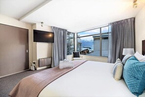 2 bedrooms, desk, iron/ironing board, free WiFi - Manaaki Apartment | Walk to CBD (Queenstown)