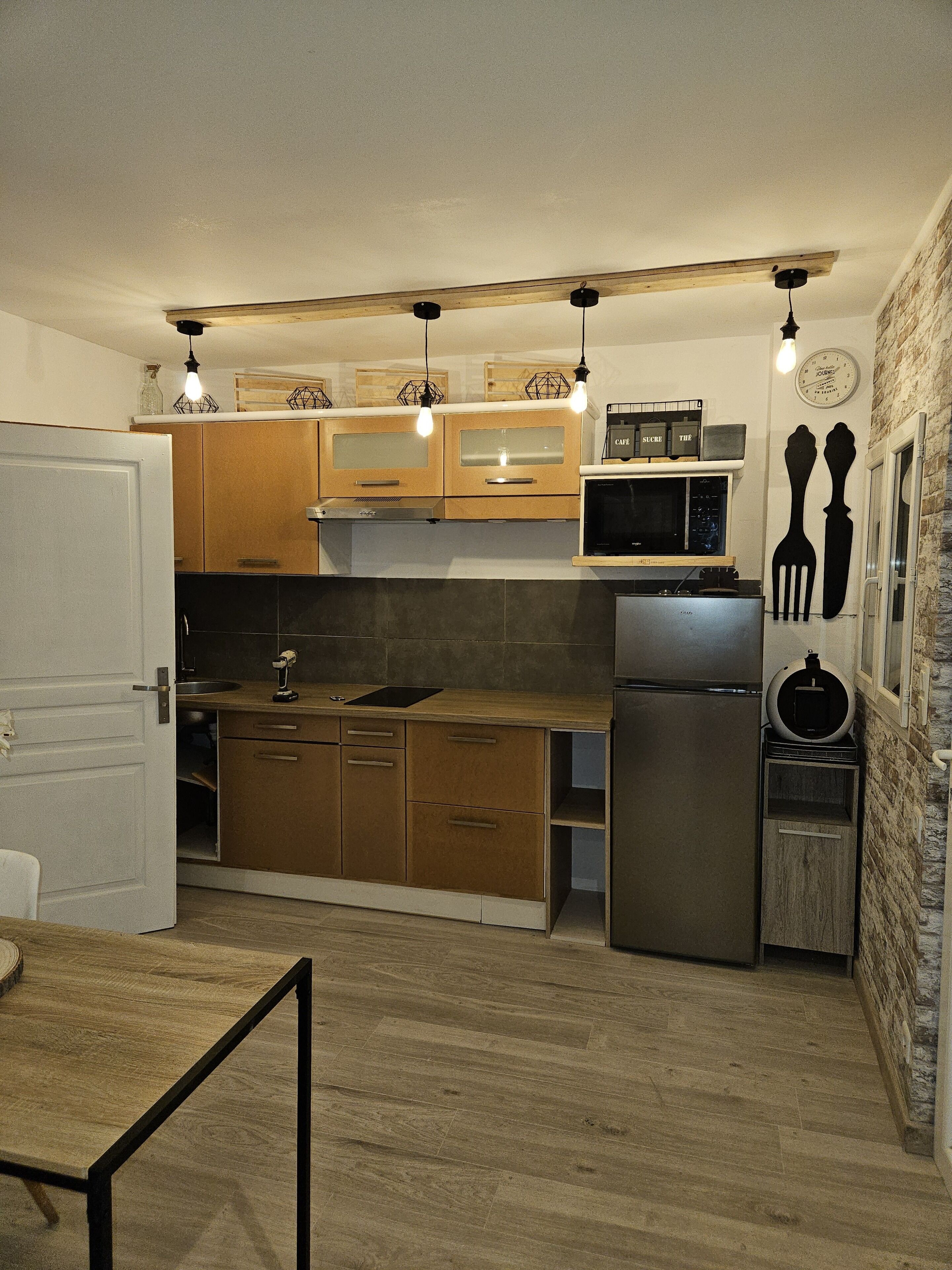 Réfrigérateur, micro-ondes, plaque de cuisson, cafetière/bouilloire