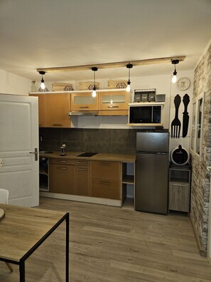 Kjøleskap, mikrobølgeovn, kokeplater og kaffetrakter/tekoker