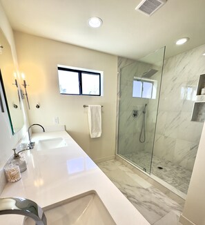 Shower, hair dryer, towels, soap - 2 miles from Old Town, 3 En Suites, Heated Resort Pool, New Build! (Phoenix)