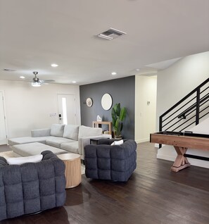 Smart TV, mesa de pingue-pongue