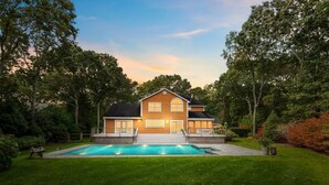 A two-story house with a swimming pool in the front yard. - Summer in Bridgehampton beautiful home minutes from Bridgehampton and Sag Harbor (Bridgehampton)