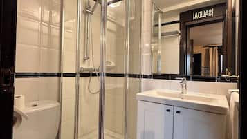 Estudio básico | Baño | Ducha, secador de pelo, toallas y jabón