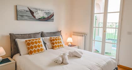 NEAR THE SEA - PRIVATE TERRACE, PARKING SPACE AND 2 BIKES