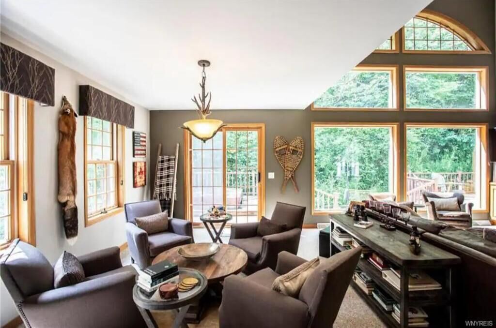 Three Peaks Lodge - prime location, hot tub, finished basement bar & game room. 