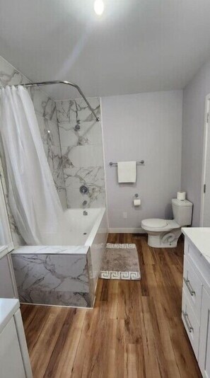 Een douche, handdoeken, toiletpapier