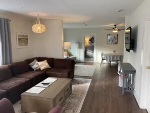 Living area - The Bicycle House - Includes Free Bike Use (Snohomish)