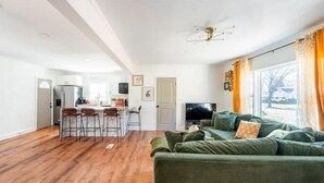 Smart TV, books - The Georgia Peach (Forest Park)