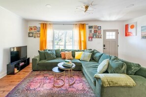 Smart TV, books - The Georgia Peach (Forest Park)