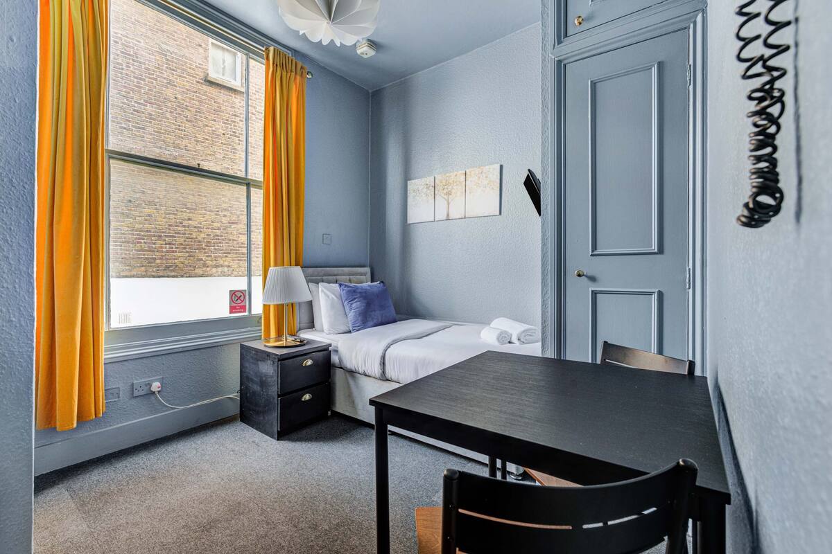 Single Room with Shared Bathroom | WiFi (free)