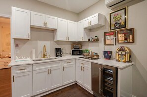 ثلاجة، ميكروويف، موقد طهي مسطح، ماكينة لصنع القهوة/الشاي