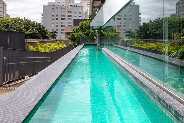 Outdoor pool - VNO - Oscar Freire Studios on Subway (São Paulo)