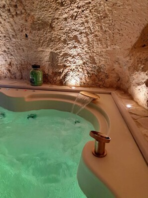 Indoor spa tub
