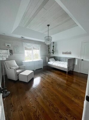 6 bedrooms, iron/ironing board, free WiFi, bed sheets
