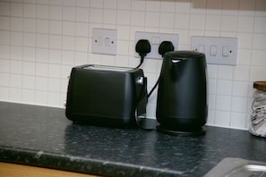 Coffee and/or coffee maker - 8 Guests - 4 Bedrooms - Parking - Garden (Norwich)