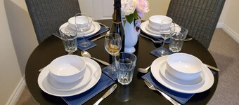 8 Guests - 4 Bedrooms - Parking - Garden
