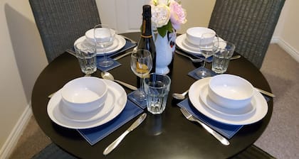 8 Guests - 4 Bedrooms - Parking - Garden