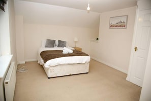 4 bedrooms, iron/ironing board, free WiFi, bed sheets - 8 Guests - 4 Bedrooms - Parking - Garden (Norwich)