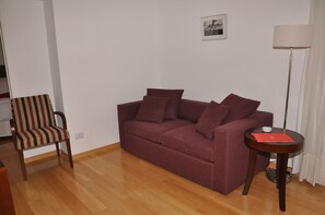 32-inch LCD TV with cable channels - Livin Residence (Rosario)