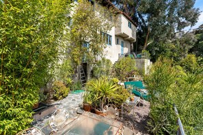 Outdoor dining - Hollywood Spanish-Style Villa with Stunning Views (Los Angeles)