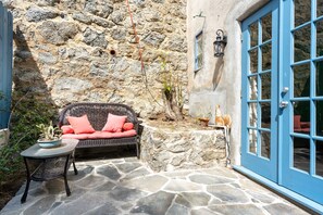 Terrace/patio - Hollywood Spanish-Style Villa with Stunning Views (Los Angeles)