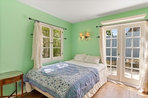 3 bedrooms, desk, iron/ironing board, travel crib