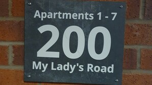 Schild für Apartments 1 bis 7, My Lady's Road 200.