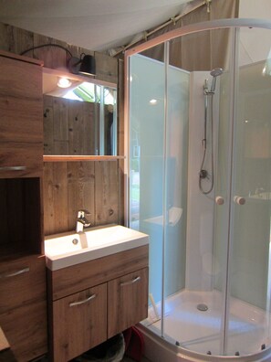 Shower, towels, toilet paper - Luxe Safaritent, Midden in de Natuur (Hensbroek)