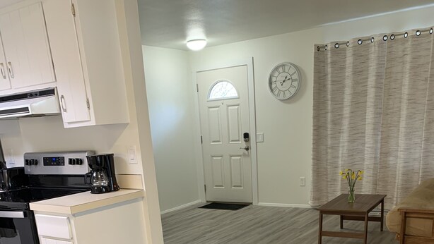 Shared fridge, shared microwave, eco-friendly cleaning products - Central Bellevue Guesthouse  (Bellevue)