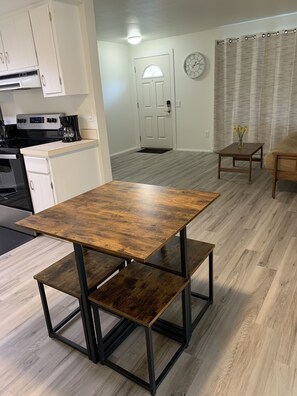 Fridge, microwave, eco-friendly cleaning products - Central Bellevue Guesthouse  (Bellevue)