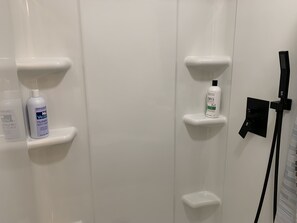 Kostenlose Toilettenartikel, Haartrockner, Handtücher, Seife