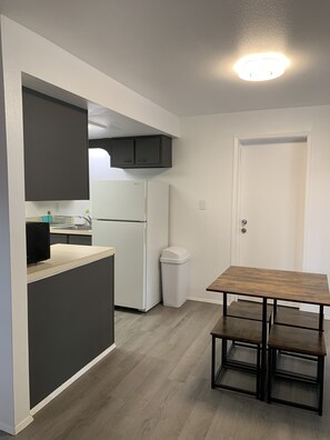 Fridge, microwave, eco-friendly cleaning products - Central Bellevue Guesthouse  (Bellevue)