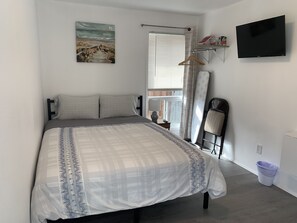 Down duvets, individually decorated, individually furnished, desk - Central Bellevue Guesthouse  (Bellevue)