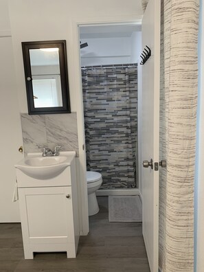 Free toiletries, hair dryer, towels, soap - Central Bellevue Guesthouse  (Bellevue)