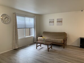 32-inch LCD TV with digital channels, Netflix, pay films - Central Bellevue Guesthouse  (Bellevue)