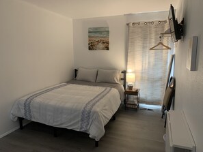 Down duvets, individually decorated, individually furnished, desk - Central Bellevue Guesthouse  (Bellevue)