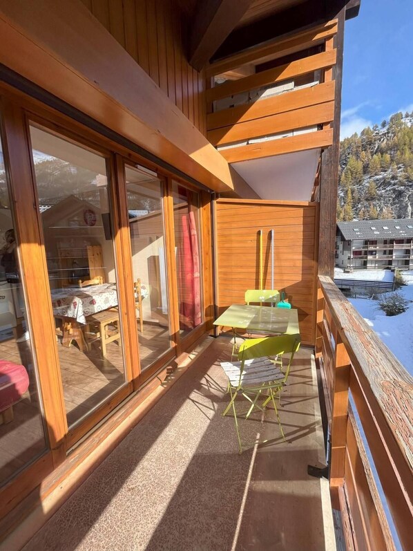 Outdoor dining - 100m from ski slopes, 2nd floor, balcony, parking, tv, ski locker, 20m², Valloire (Valloire)